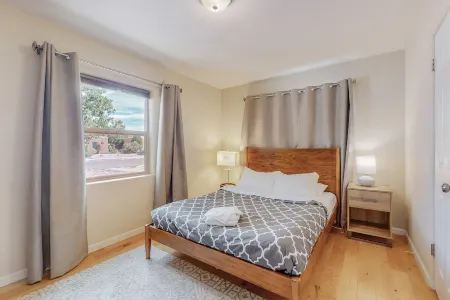 Quiet Nobhill Home, 2bd/1ba, Dog Friendly w/YARD Отели рядом с достопримечательностью «Silver Family Geology Museum»