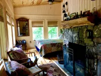 2BR/2Bath1800's Original Secluded Romantic River Mountain Cabin Therapy Hottub