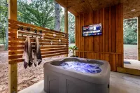 Romantic couples getaway in the treetops.