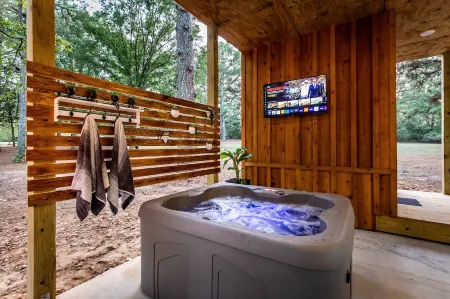 Romantic couples getaway in the treetops.