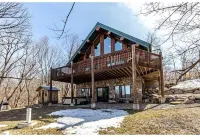 Luxurious Cozy Log Cabin in the Woods, Private getaway at the lake!