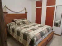 Tin Mill Cottage on a quiet wooded lot, walking distance to downtown!