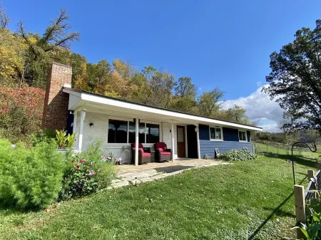 Sunny Brook Cottage with Amazing Views