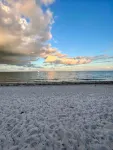 Beachside Bliss: One-Bedroom perfect vacation parking included