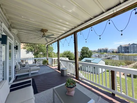 Beauty for Ashes Retreat -Luxury Waterfront 2700 SQ FT; Buckroe Beach; Sleeps 10