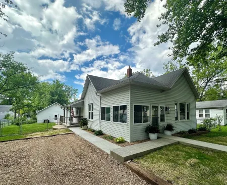 1910 on Route 66 is a Charming historic 2 bedroom 2 bath home, close to downtown