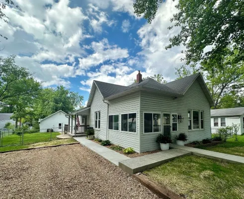 1910 on Route 66 is a Charming historic 2 bedroom 2 bath home, close to downtown Hotels in Saint James