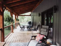 Cabin Retreat on quiet back road in Amish Country with hot tub