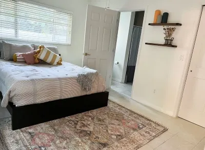 Adorable 1-bedroom, minutes to Clearwater beach Walmart Supercenter附近的飯店