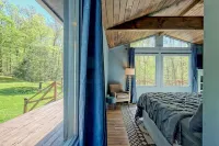 BRAND NEW! Romantic bungalow w/hot tub- minutes from downtown Blue Ridge