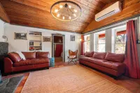 Charming Historic 2-bedroom house in Downtown Wimberley