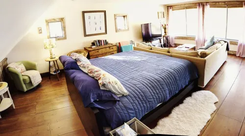 Romantic Sky Loft with Steam Shower and Giant Tub. Breweries and Hiking Nearby Hotels in Phoenicia