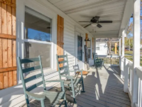 Cozy Convenient Cottage Hotels in Alcoa