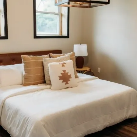 Cozy Midwest Bunkhouse located in the heart of the Ozarks! Отели в г. Райт