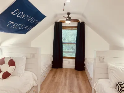 Summer Dreaming in South Haven. Family Friendly. 5 min to town.