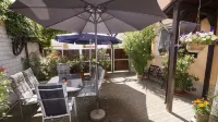 Vacation apartment for up to 8 people with sunny courtyard, garden and pool Eisenbahnmuseum Neustadt 주변 호텔