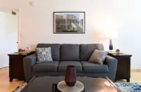 Classy Comfortable Condo - Close to everything