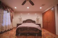 Luxury Home with Sauna, Hot Tubs, Game Room, Short Walk to Lake, King Beds