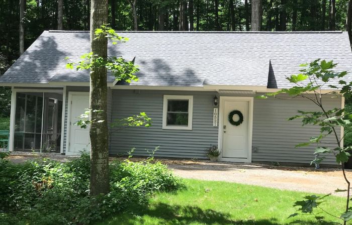Peaceful cabin in our private woods, close to bike trail, winery, and lakes.