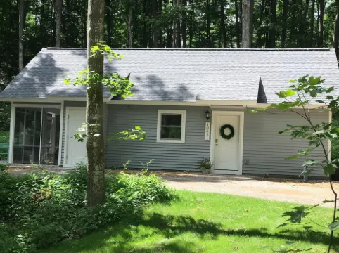 Peaceful cabin in our private woods, close to bike trail, winery, and lakes.