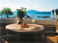 Water view! Luxury Port Suite -- walk to cafes, shops, galleries & beaches.