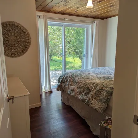 Cozy Pet Friendly Cottage, Partial Water View, Sleeps 7, Half Block from Beach!