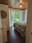 Cozy Pet Friendly Cottage, Partial Water View, Sleeps 7, Half Block from Beach!