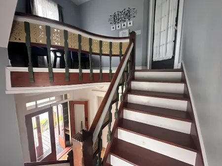 Elysian Loft – Where Serenity Meets Style, Your Tranquil Retreat above the Spa Отели рядом с достопримечательностью «Safe Haven Museum»