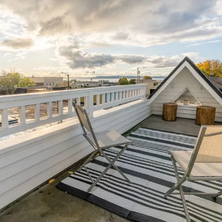 NEW Best LOCATION in Downtown Edmonds