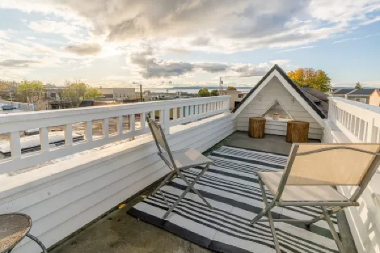 NEW Best LOCATION in Downtown Edmonds