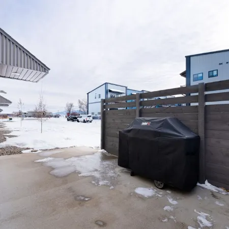 Industrial Retreat Where Recreation Abounds! Dogs OK, Pool Table, BBQ & More!