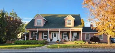 Alegria!  Five Bedroom Colonial Style Home Conveniently Located! Pet Friendly! Các khách sạn gần Yonezawa Park