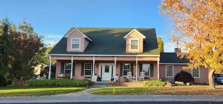 Alegria!  Five Bedroom Colonial Style Home Conveniently Located! Pet Friendly!