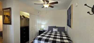 Cozy Updated Cove of Heaven, 5 mins from Lake Hefner and mall. Centrally located  호텔