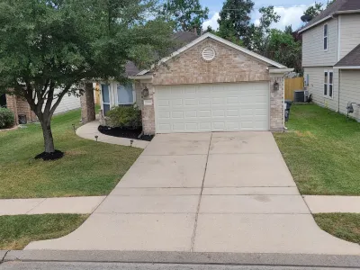 Modern unique 3 bedroom home with indoor fireplace, updated to today standards. Hotels near Lake Houston