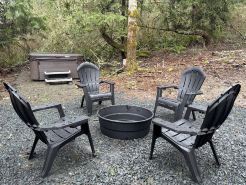 Charming 2-bedroom farmhouse style tiny home in  Rainier with Hot tub