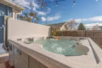 Hot tub, Quiet 3 Bedroom, Close to Downtown, WFH Hotels in Wheat Ridge