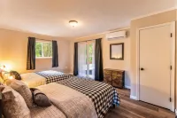 Inn Kognito 4 Modern Farmhouse, Fireplace, HOT TUB, Sauna, Fire Pit, game room