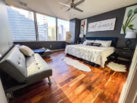 Cozy Retreat with Rooftop Pool, Parking, and Spacious Comfort