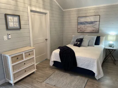 Poolside guesthouse in beautiful Hill Country