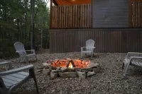 Romantic Luxury Cabin w Hot Tub & Fireplace - Minutes to All Local Attractions - Chalets
