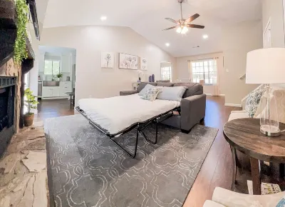 NEW! King Bed - Near ATL - Huge Backyard W/Deck - PETS15% off between 1/1-1/31 카터 오크 크로싱 주변 호텔