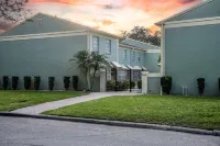 Modern Chic~Walk to Hyde Park, Bayshore, Soho~ Parking, Washer/Dryer, Patio