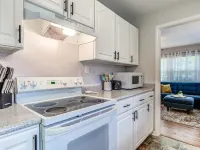 Bit o' Raleigh Bungalow, 6 min drive to downtown Hotels in Garner