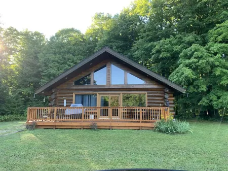 Serene Log Cabin Getaway! Close to Hiking, Snowmobile And Four Wheeler Trails. Отели в г. Хейт Тауншип