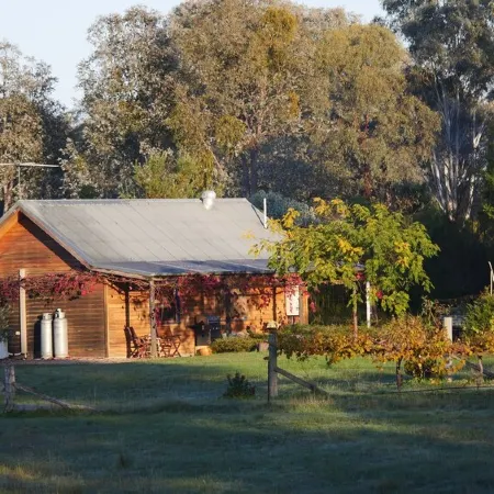 Relax in a beautiful private peaceful setting 5 minute drive from Beechworth