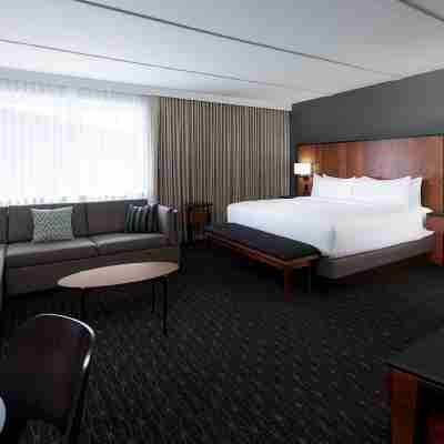 DoubleTree by Hilton Montreal Airport Rooms