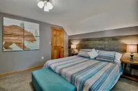 Fantastic 4-Season Cabin at Baxter Lake - Sleeps 8 -  Dog Friendly Hotels in Strafford County