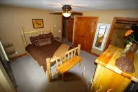 Walk to the Slopes! 1 Mile from Downtown. Great for the Summer.