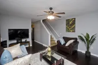 Cozy 3-bedroom Duplex1 with WiFi, AC in peaceful Springfield